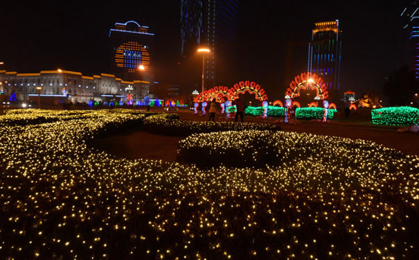 夜间烧烤摊“现身”鞍山胜利广场